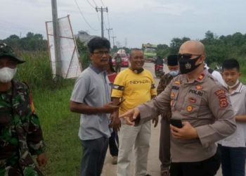 Kapolsek Maro Sebo, Iptu T Zebua saat berada dilokadi kebakaran (foto: Juan)