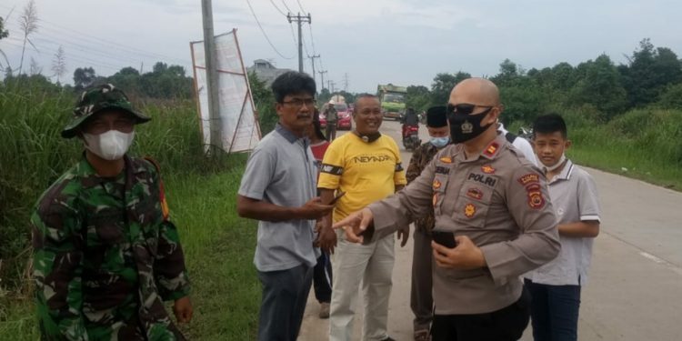 Kapolsek Maro Sebo, Iptu T Zebua saat berada dilokadi kebakaran (foto: Juan)