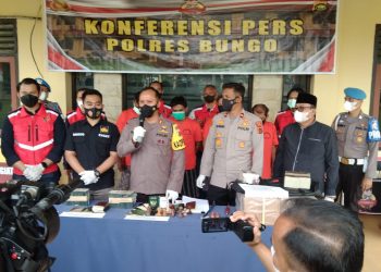 Konfrensi Pers Polres Bungo ungkap kasus Buku Nikah (foto : Ga)