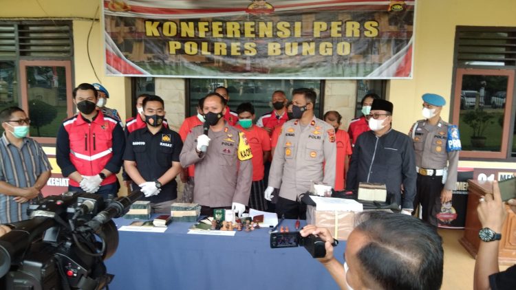 Konfrensi Pers Polres Bungo ungkap kasus Buku Nikah (foto : Ga)