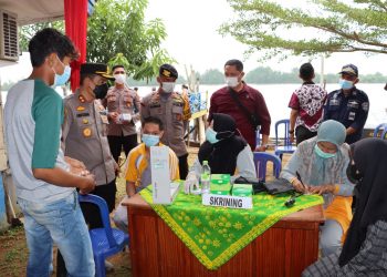 Satpol Airud Polres Tanjabtim, melakukan laksanakan  vaksinasi (foto: Ga)