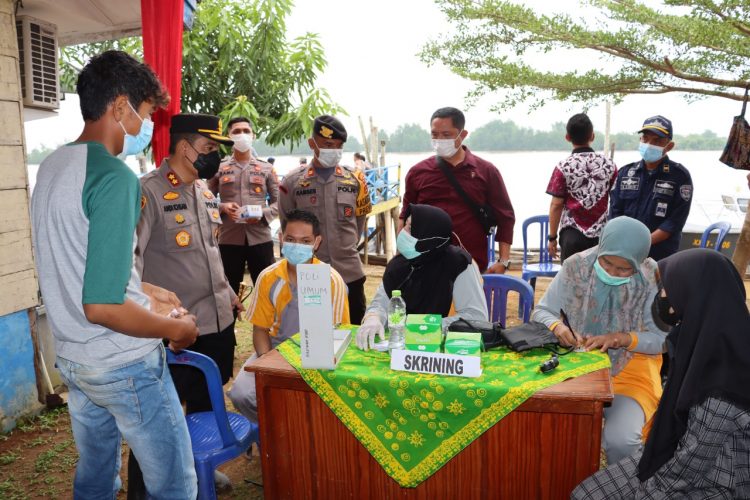 Satpol Airud Polres Tanjabtim, melakukan laksanakan  vaksinasi (foto: Ga)