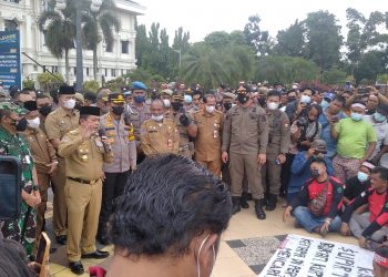 Gubernur Jambi Al terima aksi massa  (Foto:Ist)