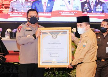 Polda Jambi Terima Penghargaan dari Gubernur Jambi (foto : Juan)