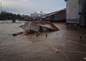 Dua Rumah di Tanjabtim Terbawa Arus   (foto: Juan)