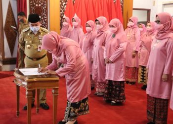 Al Haris pada acara Pelantikan Pengurus BKOW Provinsi Jambi Masa Bhakti 2021 (foto: kominfo)