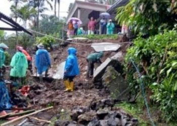 Kondisi Rumah Warga di Kayu Aro Barat Diterjang Longsor (foto: Juan)