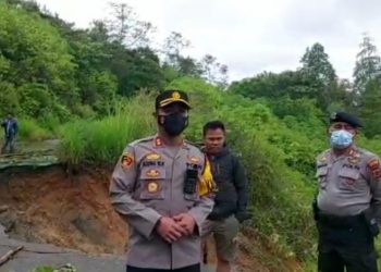 Kapolda Jambi Irjen Pol Albertus Rachmad Wibowo yang datang langsung menuju lokasi kejadian longsor (foto : IsT)