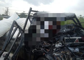 Tabrakan Maut di Desa Bukit Tempurung, Kecamatan Mendahara Ulu, Kabupaten Tanjung Jabung Timur. antara mobil Pick Up L300 BH 8841 MQ dengan truck center BH 2090 XX yang mengakibatkan dua orang meninggal dunia dan dua orang luka ringan (Foto : ist)