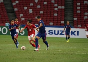 Timnas Indonesia Saat Berusaha Mengecoh Dua Pemain Singapura di Semifinal Piala AFF 2020