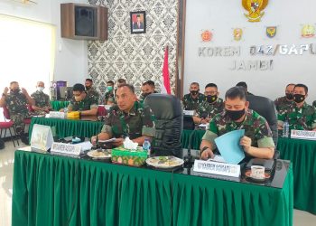 Danrem 042/Gapu Brigjen TNI M.Zulkifli memaparkan kesiapan Yonif R 142/KJ (foto: Ist)