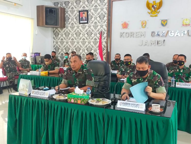 Danrem 042/Gapu Brigjen TNI M.Zulkifli memaparkan kesiapan Yonif R 142/KJ (foto: Ist)