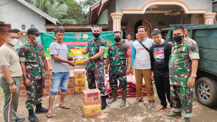 Peduli Korban Banjir, Korem 042/Gapu Beri Bantuan Sembako Di Bungo (foto: ga)