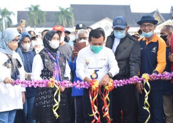 Gubernur Jambi, Dr.H.Al Haris,S.Sos.,M.H, saat membuka bazar  HUT Jambi (Foto: Juan)