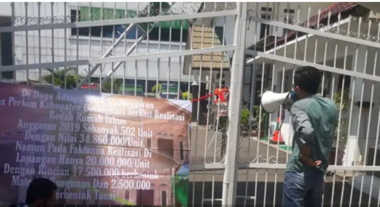 Sejumlah Warga Melakukan Orasi Didepan Kejaksaan Tinggi Jambi