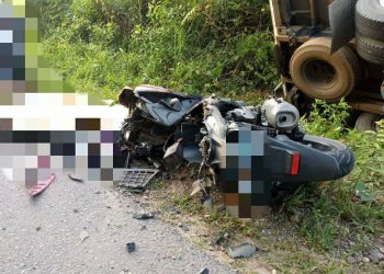 Foto kendaraan 1 unit motor dan 1 unit mobil yang mengalami kecelakaan