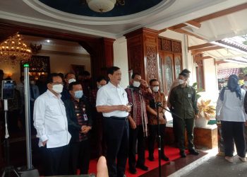 Menko Marves, Luhut Binsar Pandjaitan Saat Memberikan Keterangan Jumpa Pers di Rumah Dinas Gubernur Jambi