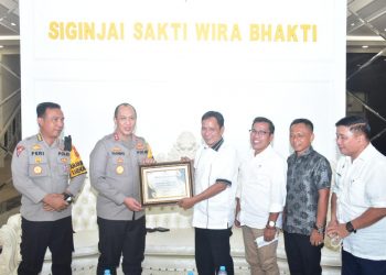 Kapolda Jamb Irjen Pol Albertus Rachmad Wibowo, SIk menerima penghargaan dari KPU Provinsi Jambi (foto: Ga)