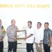 Kapolda Jamb Irjen Pol Albertus Rachmad Wibowo, SIk menerima penghargaan dari KPU Provinsi Jambi (foto: Ga)