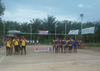 Kedua Clup Saat menyanyikan lagu indonesia raya bersama sama (foto: Hn)