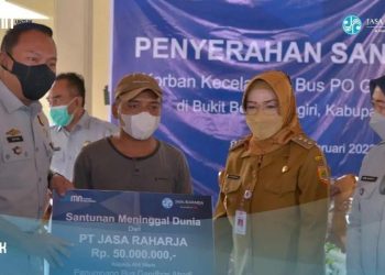 Direktur Operasional PT Jasa Raharja, Dewi Aryani Suzana menyerahkan santunan kepada ahli waris (foto: dok. Jasa raharja)