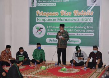 Wakil Gubernur Jambi, Drs.H.Abdullah Sani,M.Pd.I, saat memberikan apresiasi kepada Himpunan Mahasiswa Islam (HMI) Provinsi Jambi (foto: Ga)