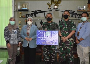 Danyonif R 142/KJ Letkol Inf Esnan Heriyadi saat menerima bantuan berupa paket perlengkapan belajar dari Badan Musyawarah Perbankan Daerah (foto: ist)