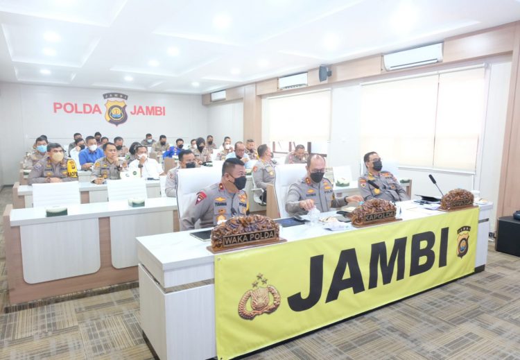 Kapolda Jambi Irjen Pol Albertus Rachmad Wibowo dan Wakapolda Jambi Brigjen Pol Yudawan Roswinarso saat mendengarkan arahan Kapolri