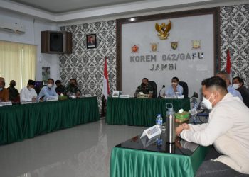 Komandan Korem 042/Gapu Brigjen TNI Supriono, S.IP., M.M., diwakili oleh Kasiter Kolonel Arh M. Ibnu Sukelan saat memimpin rapat persiapan Liga Santri (foto: Ist)