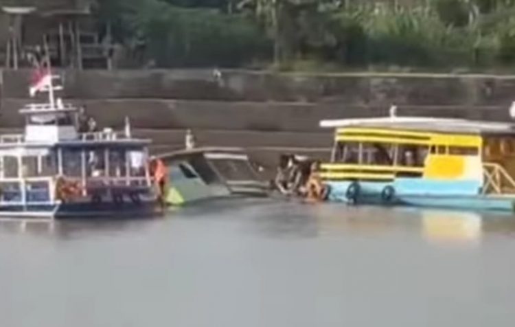 Perahu Hias di Wisata Danau Sipin Jambi Tenggelam (Foto:Ga)