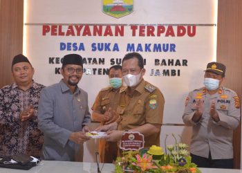 Bambang bayu Suseno saat meresmikan kantor pelayanan terpadu desa suka makmur (foto: Ist)