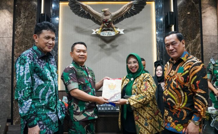 Kepala Staf Angkatan Darat (Kasad) Jenderal TNI Dudung Abdurachman, S.E.,M.M., menerima kunjungan silaturahmi dari Majelis Adat Kerajaan Nusantara (foto: ist)