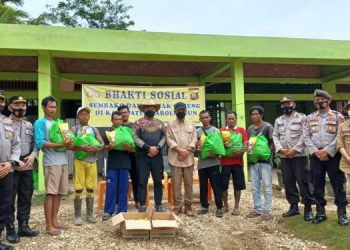 Wakapolda Jambi saat serahkan langsung Paket Sembako Kepada Warga (foto:juan)