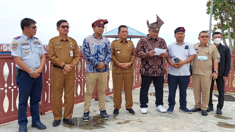 Foto: Ketua Umum JMSI Teguh Santosa (memakai tanjak Nahkoda Trong), didampingi Gubernur Kepri, Ansar Ahmad, dan jajaran Forkopimdan Natuna, saat membacakan Deklarasi JMSI di Natuna, Selasa (22/3/2022)