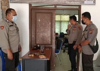 Kapolsek Sungai Gelam IPDA Yohanes Candra bersama anggota, melakukan peninjauan kegiatan pelipatan surat suara Pilkades (foto: ist)