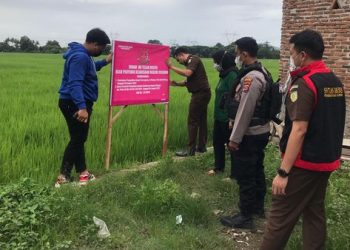 Foto: Jaksa saat menyita tanah dan kendaraan terkait kasus dugaan korupsi bank BUMD Cilegon (dok. Kejari Cilegon)