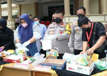 Polda Jambi saat musnahkan sabu 9,6 kg dan 12 butir ekstasi hasil tangkapan (foto : Juan)