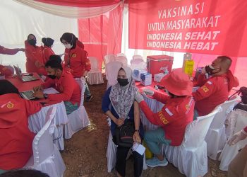 Vaksinasi Covid-19 di PKP Al Hidayah Kota Jambi oleh Binda Jambi (foto : Ga)