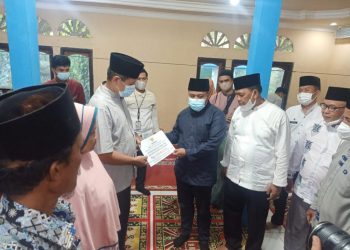 Wabup Tanjab Timur Serahkan Bantuan untuk Masjid Nurul Iman (foto: Juan)