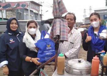 Tina Sofa Nasdem Bagi-Bagi Sembako Jelang Ramadhan (Foto:Ga)