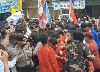 Mahasiswa terlibat aksi dorong dengan aparat saat unjuk rasa kunker Jokowi di Jambi (Foto: Ist)