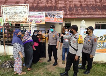 Anggota kepolisian saat kawal ketat TPS 01 Desa Napal Sisik (Foto: Ga)