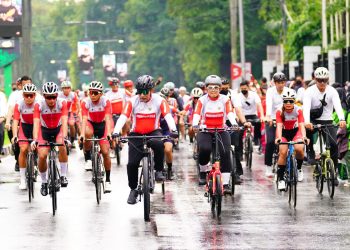 Kapolri Jenderal Listyo Sigit Prabowo saat pimmpin kegiatan parade kemenangan bersama kontingen sepeda Indonesia Sea Games 2022 (foto: Dok Div Humas Polri)
