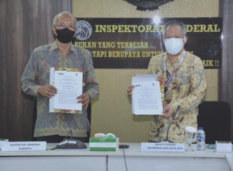 Irjen Kementerian Kominfo, Doddy Setiadi dan Deputi Bidang Informasi dan Data KPK Mochamad Hadiyana (foto: Humas Kominfo)