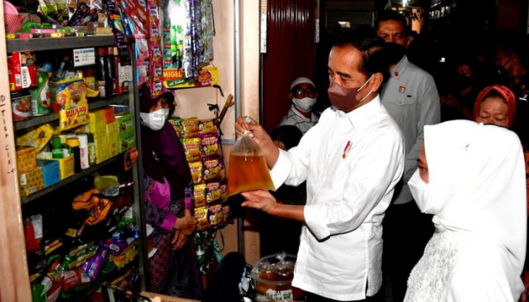 Presiden Joko Widodo dan Ibu Iriana mengecek langsung stok dan harga minyak goreng di Pasar Muntilan, Kabupaten Magelang, pada Sabtu, 21 Mei 2022. Foto: BPMI Setpres/Rusman