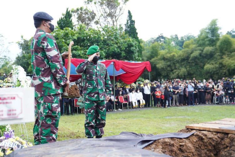 Kasad Jenderal TNI Dudung Abdurachman Pimpin Upacara Pemakaman Militer Alm. Brigjen TNI Stepanus Mahury (foto: Dok. Dispenad)