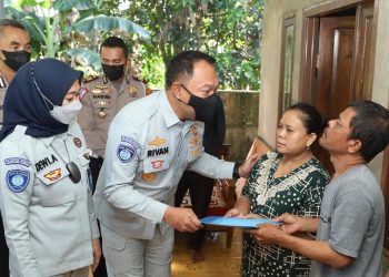 Direktur Utama Jasa Raharja Rivan A. Purwantono berikan santunan keluarhga korban kecelakaan (foto: dok Humas Jasa Raharja)