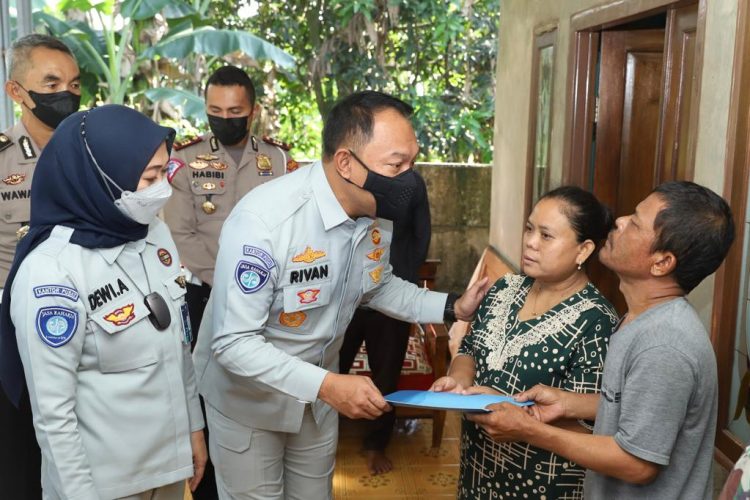 Direktur Utama Jasa Raharja Rivan A. Purwantono berikan santunan keluarhga korban kecelakaan (foto: dok Humas Jasa Raharja)