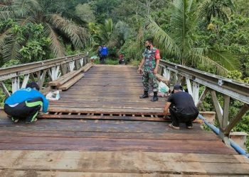 TNI Bersama Warga Bahu Membahu Perbaiki Jembatan yang Rusak (foto: Dok Penrm 042/ Gapu)