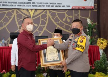 Penyerahan Sertifikat Tanah Polri dari Kakanwil BPN Provinsi Jambi (foto: ist)